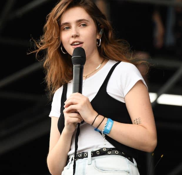 Clairo looking cool in stage